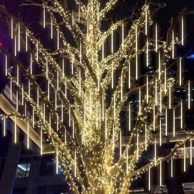 छुट्टियों की पार्टी के लिए घन डिजाइन में गिरती बारिश परी एलईडी स्ट्रिंग लाइट्स